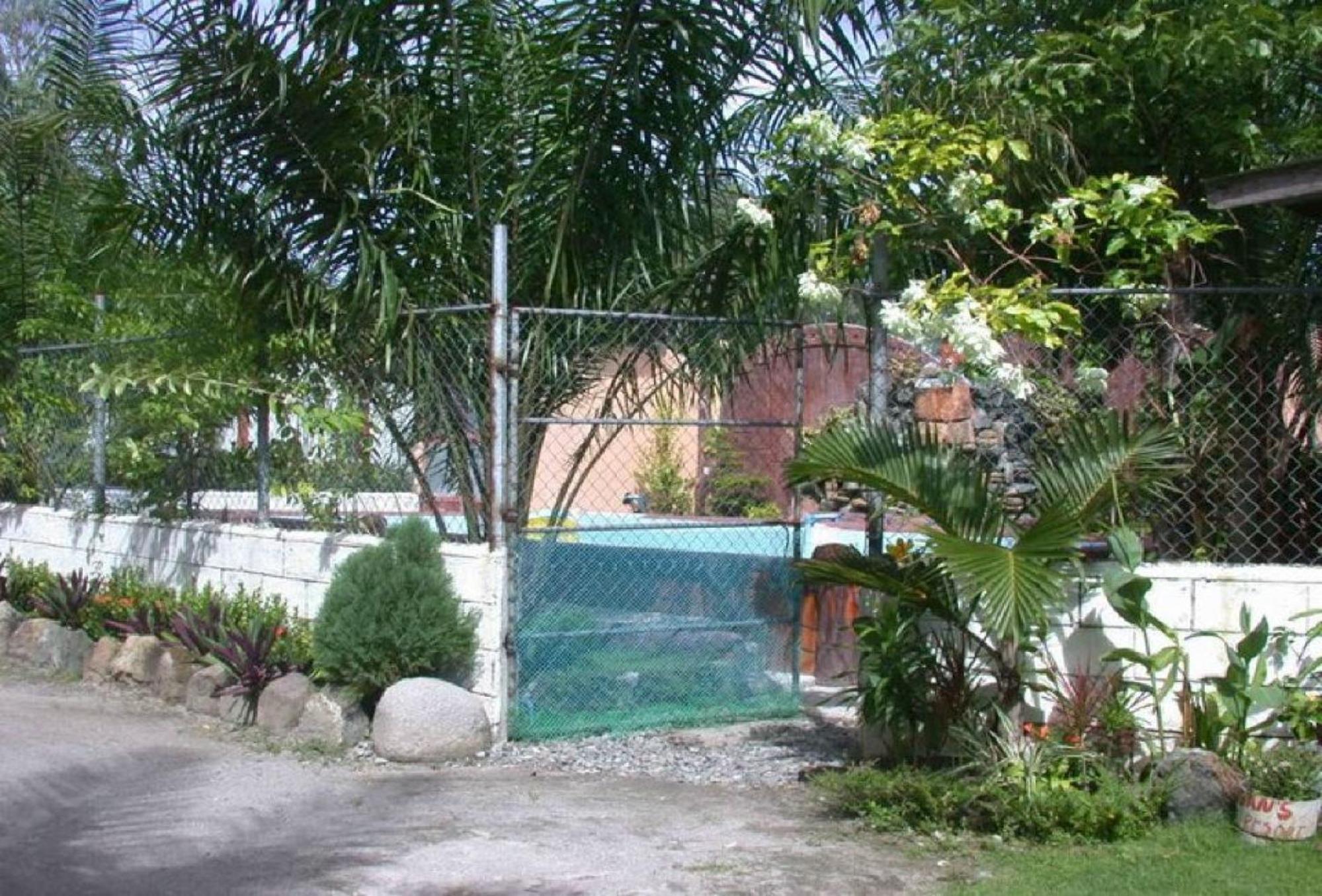 RedDoorz Hostel @Megans Paradisio Beach Resort San Antonio  Exterior foto