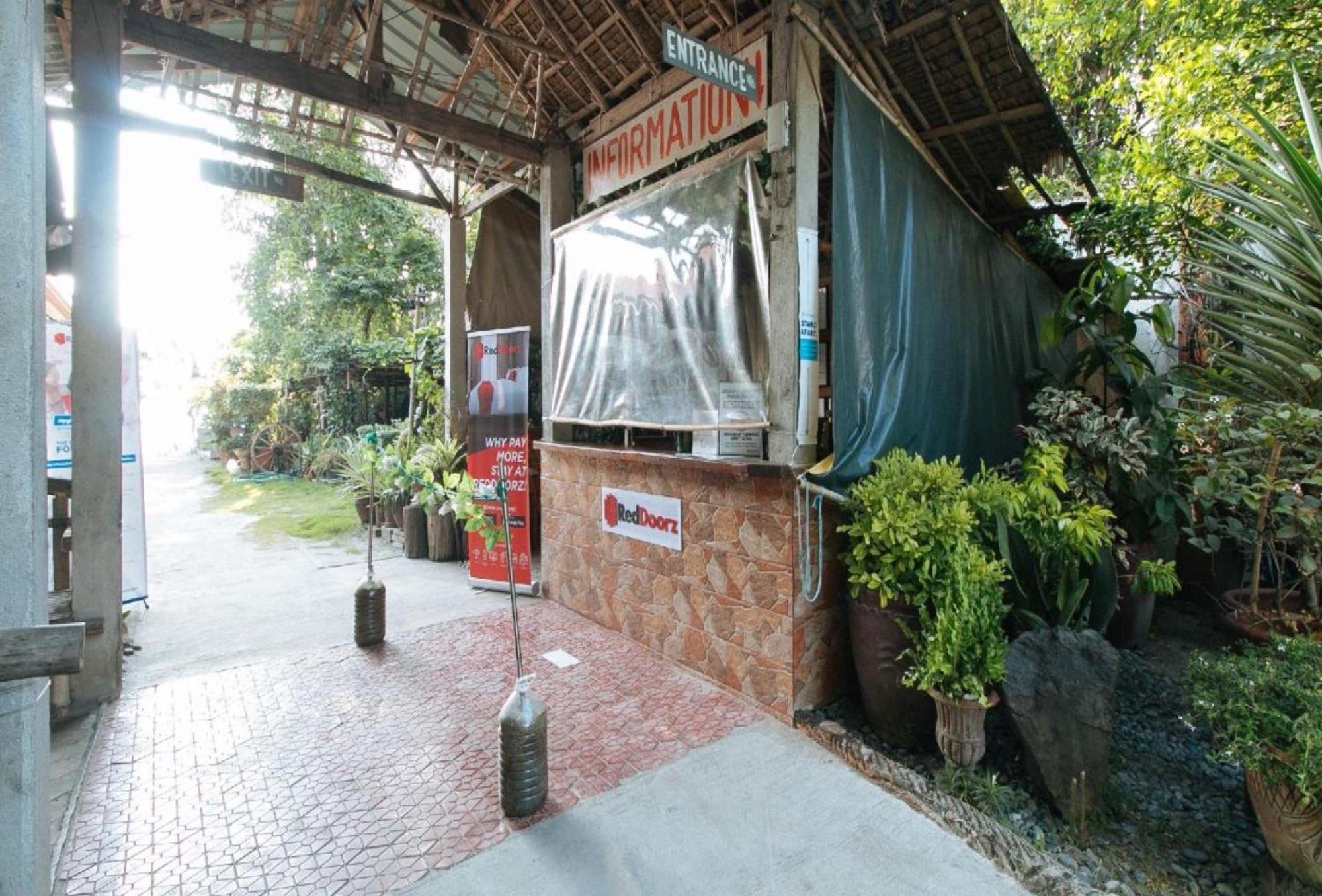 RedDoorz Hostel @Megans Paradisio Beach Resort San Antonio  Exterior foto