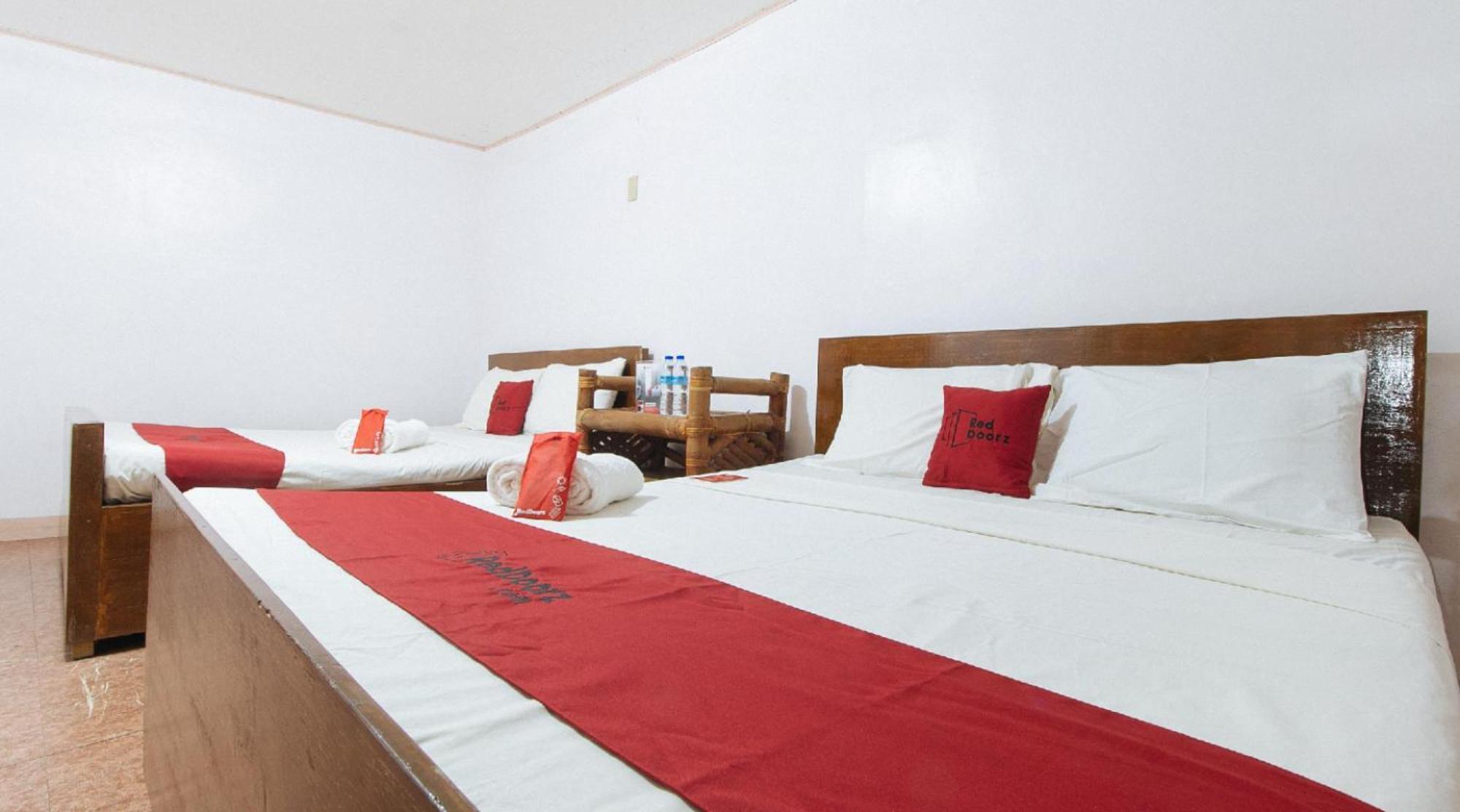 RedDoorz Hostel @Megans Paradisio Beach Resort San Antonio  Exterior foto