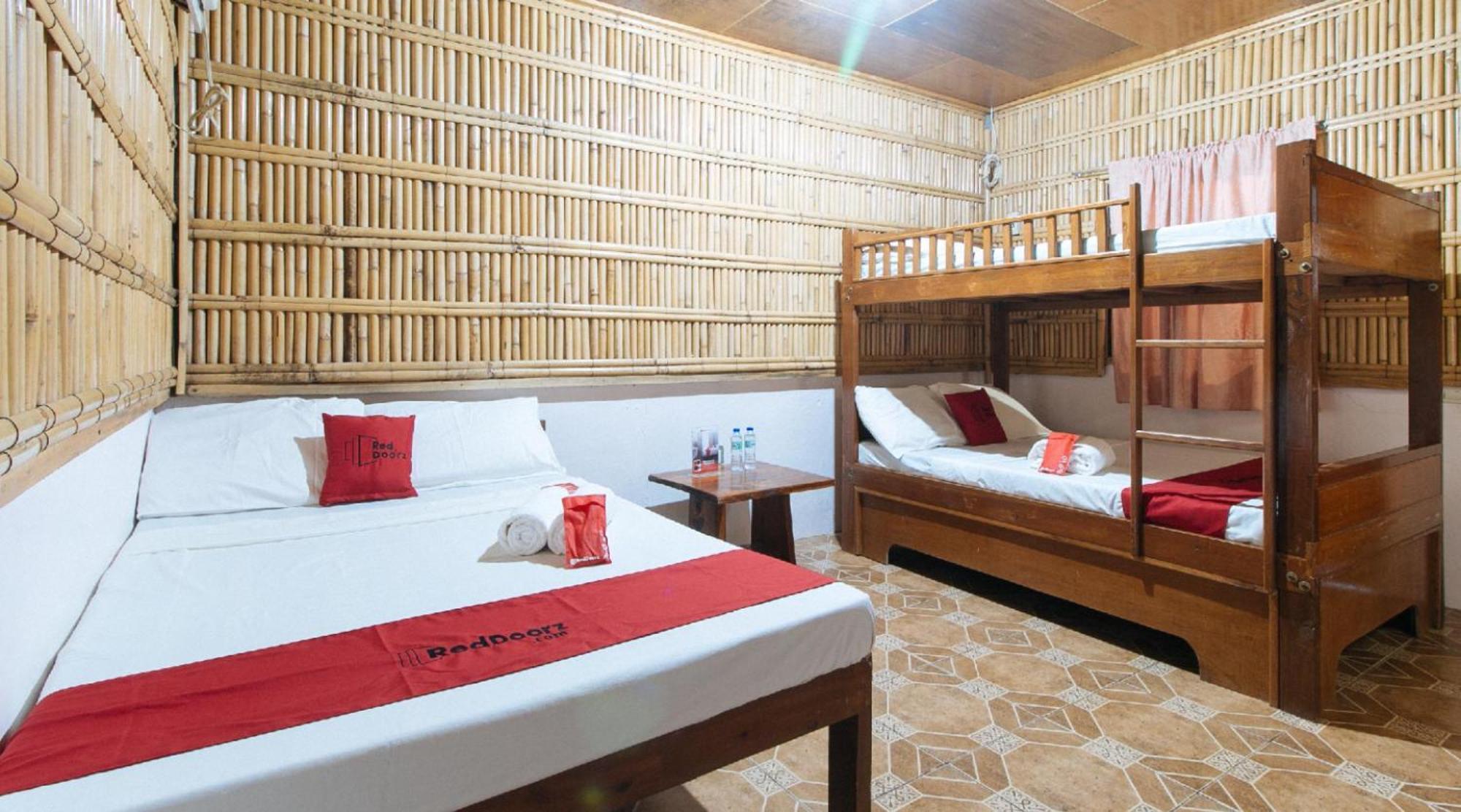 RedDoorz Hostel @Megans Paradisio Beach Resort San Antonio  Exterior foto