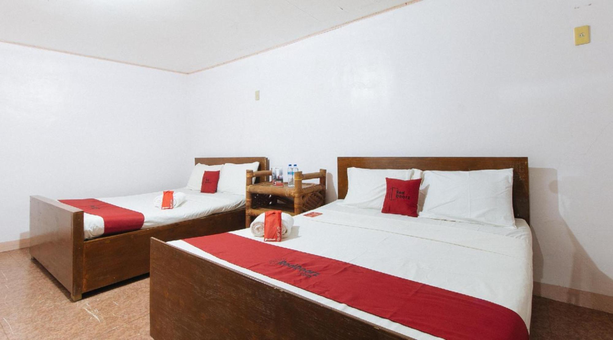 RedDoorz Hostel @Megans Paradisio Beach Resort San Antonio  Exterior foto