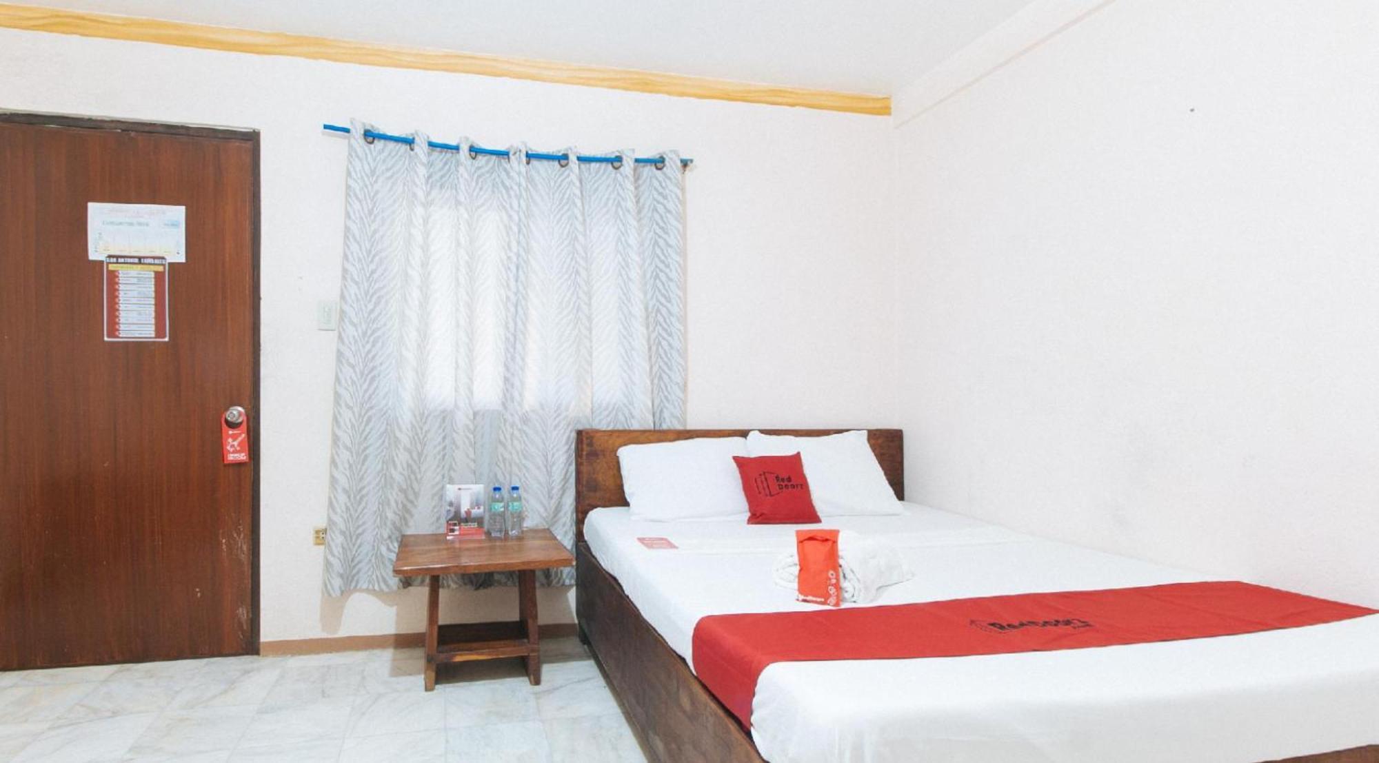 RedDoorz Hostel @Megans Paradisio Beach Resort San Antonio  Exterior foto