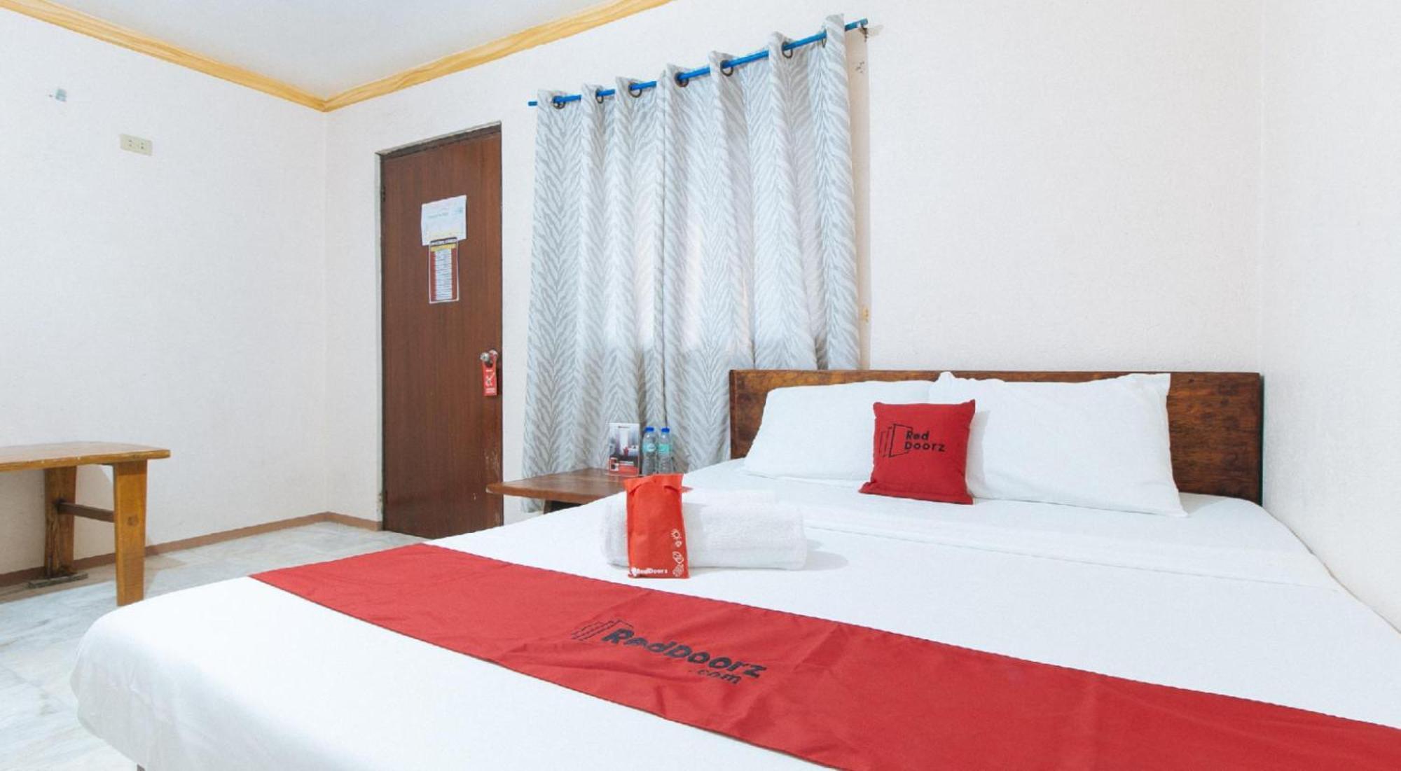RedDoorz Hostel @Megans Paradisio Beach Resort San Antonio  Exterior foto